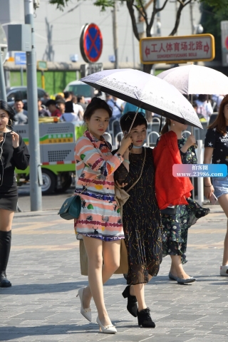 撑伞的高跟美女