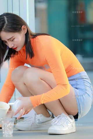 【玻璃街拍】牛仔热裤小姐姐跳舞