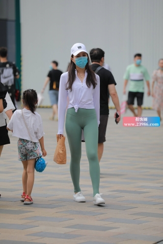 紧身瑜伽裤姑娘