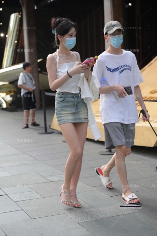 街拍牛仔短裙长腿美女