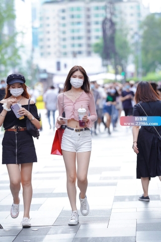 街拍粉色短衣热裤小姐姐