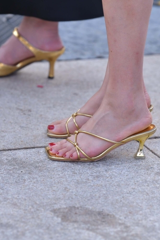 金色高跟鞋美女