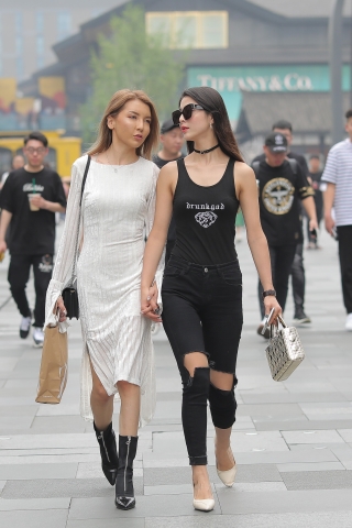 【凯恩赛贴】紧身牛仔勾勒出曲线美