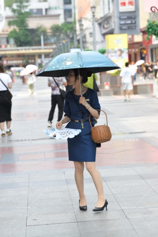 发小礼品的金店促销员小姐姐