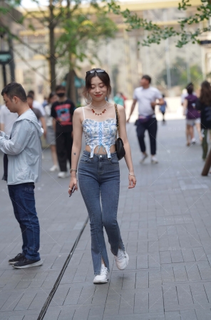 牛仔长裤小姐姐