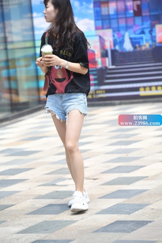 街拍青春牛仔热裤少女