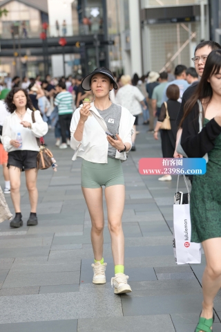 抓拍吃冰激凌的紧热牛MM