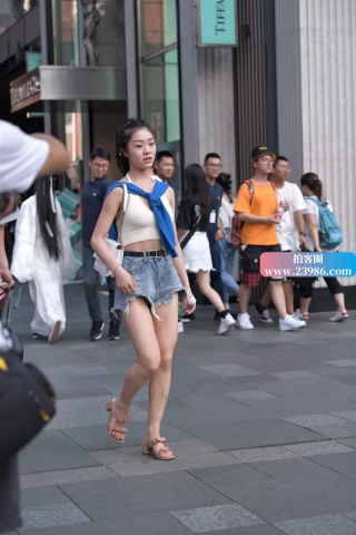 街拍热裤马尾辫美女