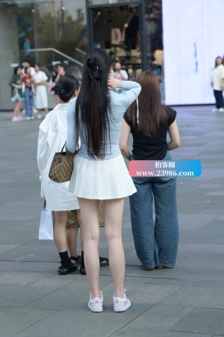 街拍百褶小白短裙妹纸