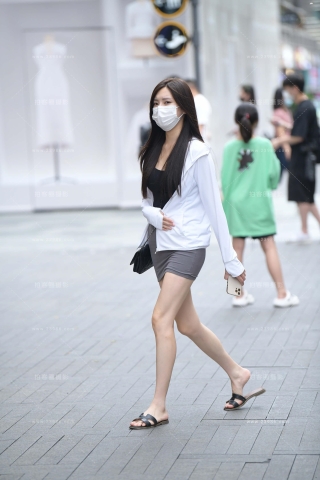 街拍灰色短裙清新小姐姐