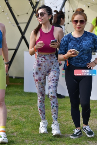 ★水墨荷花紧身裤美女