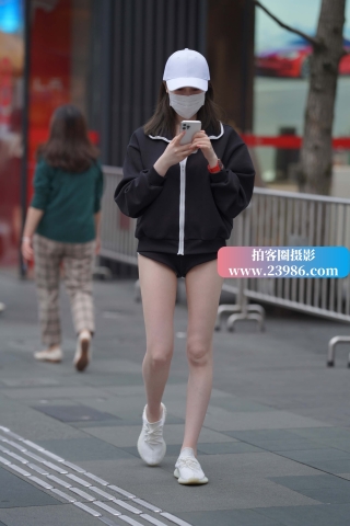 街拍超短运动裤小姐姐