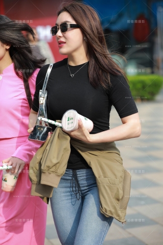 墨镜牛仔裤美女