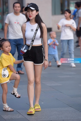 街拍极品好身材美腿辣妈