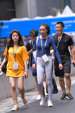 闲逛的紧身美女