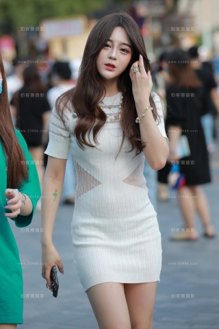 【玻璃街拍】白裙漂亮美女