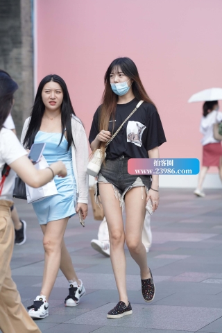 街拍青春热牛小妞与闺蜜