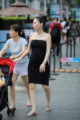 街拍性感抹胸短裙美女辣妈