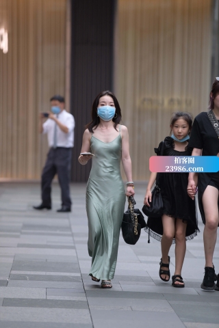 吊带长裙街拍美女
