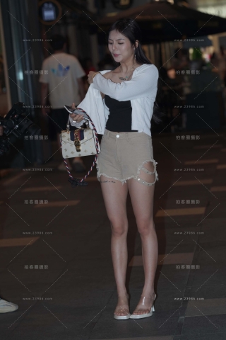 夜拍美腿热裤美女