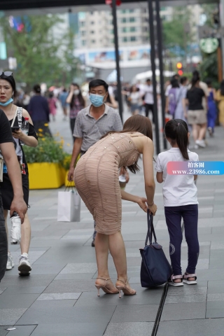 吊带包臀裙辣妈爱拍照