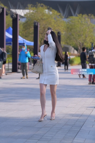 街拍白裙高跟美女