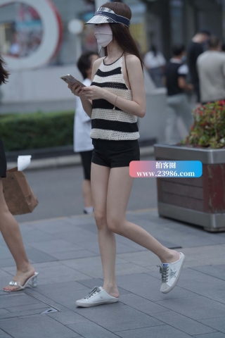 街拍白白净净的女生