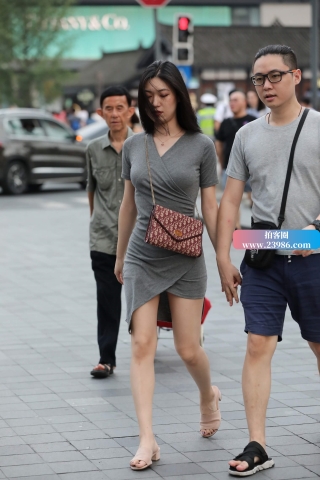 街拍灰色短裙性感美女