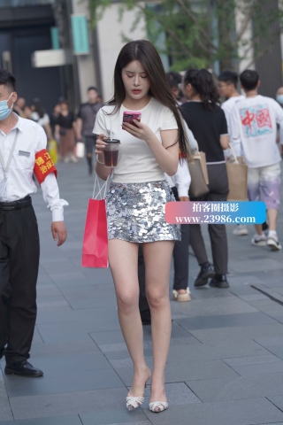 另一个版本的闪片裙美女