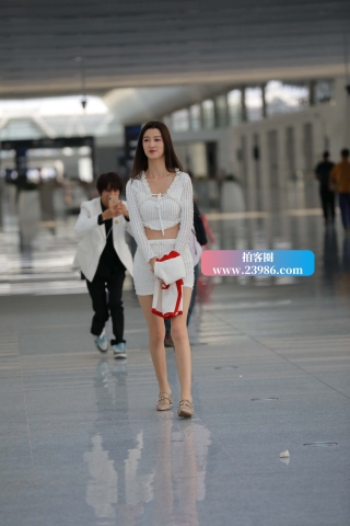 白色短裙小姐姐