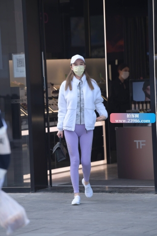 紫色瑜伽紧身裤小妹