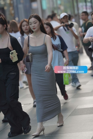 街拍灰色长裙高跟少f