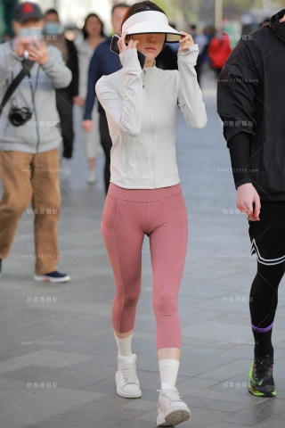 【玻璃街拍】粉瑜伽