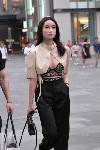 霸气外泄的性感小姐姐