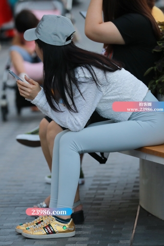 【玻璃街拍】浅色瑜伽裤小姐姐