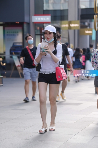 街拍麻花辫美女