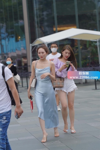 街拍浅蓝色吊带裙籹籽