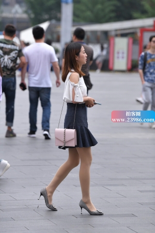 街拍短裙丝袜高跟靓妹