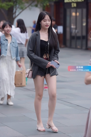 街拍白皙嫩腿心动女孩