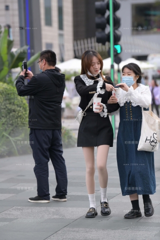 街拍穿丝的小姐姐