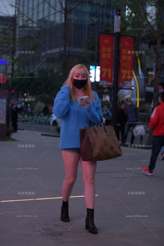 街拍蓝色衣服，超短热牛美眉