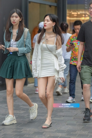 漂亮的吊带裙少女