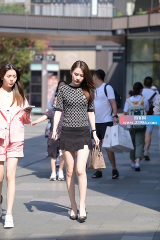 好白皙的腿呀！~