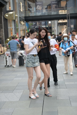 街拍牛仔短裙美腿美女