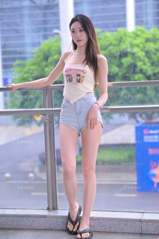 搭讪甜美热裤小姐姐