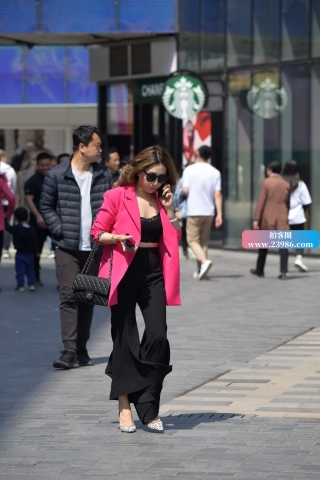 粉色外套、喇叭裤