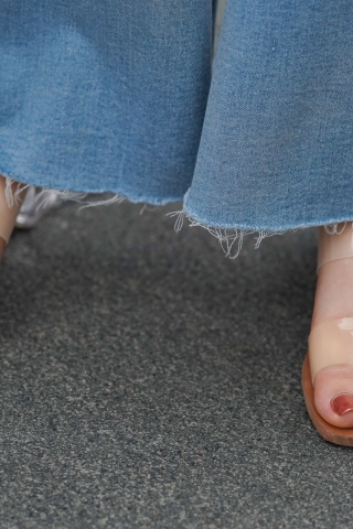 紧身牛仔喇叭裤