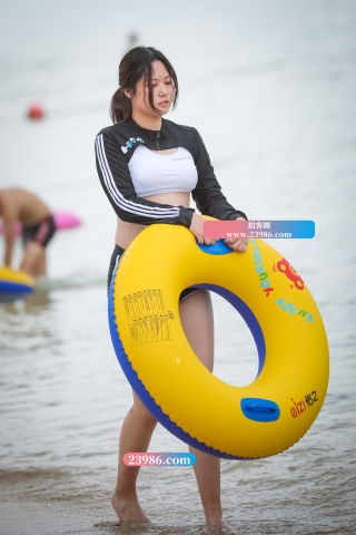 白嫩圆润 海边戏水