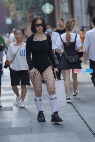 妹子真敢穿呀！