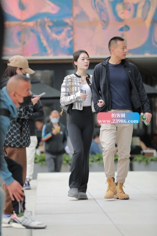 抓拍气质的黑色长裤女友